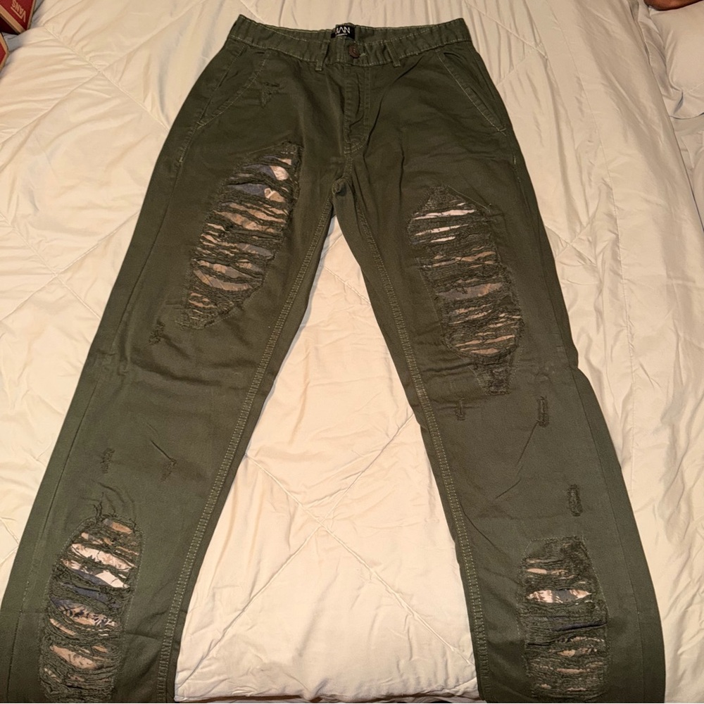 Boohoo Olive Distressed Men Jeans